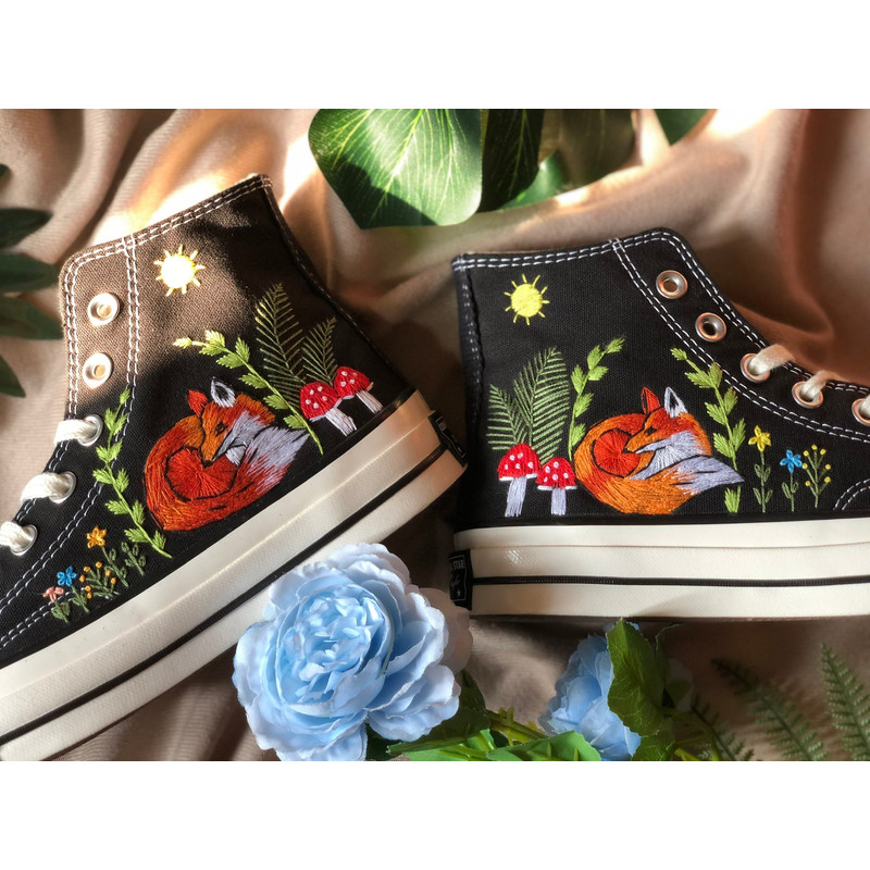 Custom Floral Embroidered Shoes, Handmade Embroidered Converse, Converse Custom, Converse Wreath Flower, Custom Flower Chuck Taylor 1970s - 2.jpg
