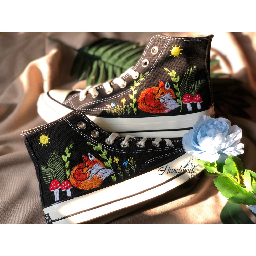 Custom Floral Embroidered Shoes, Handmade Embroidered Converse, Converse Custom, Converse Wreath Flower, Custom Flower Chuck Taylor 1970s - 4.jpg