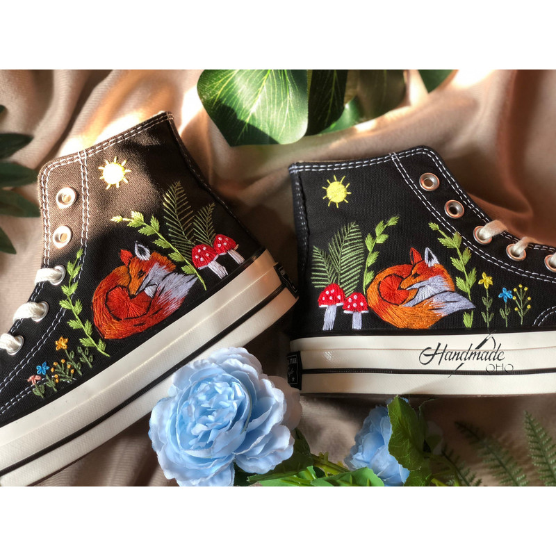Custom Floral Embroidered Shoes, Handmade Embroidered Converse, Converse Custom, Converse Wreath Flower, Custom Flower Chuck Taylor 1970s - 5.jpg