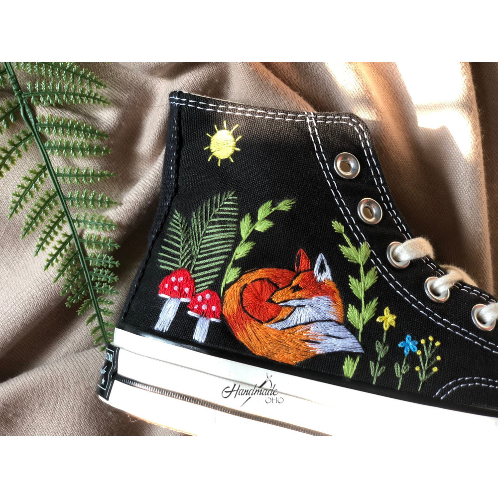 Custom Floral Embroidered Shoes, Handmade Embroidered Converse, Converse Custom, Converse Wreath Flower, Custom Flower Chuck Taylor 1970s - 7.jpg