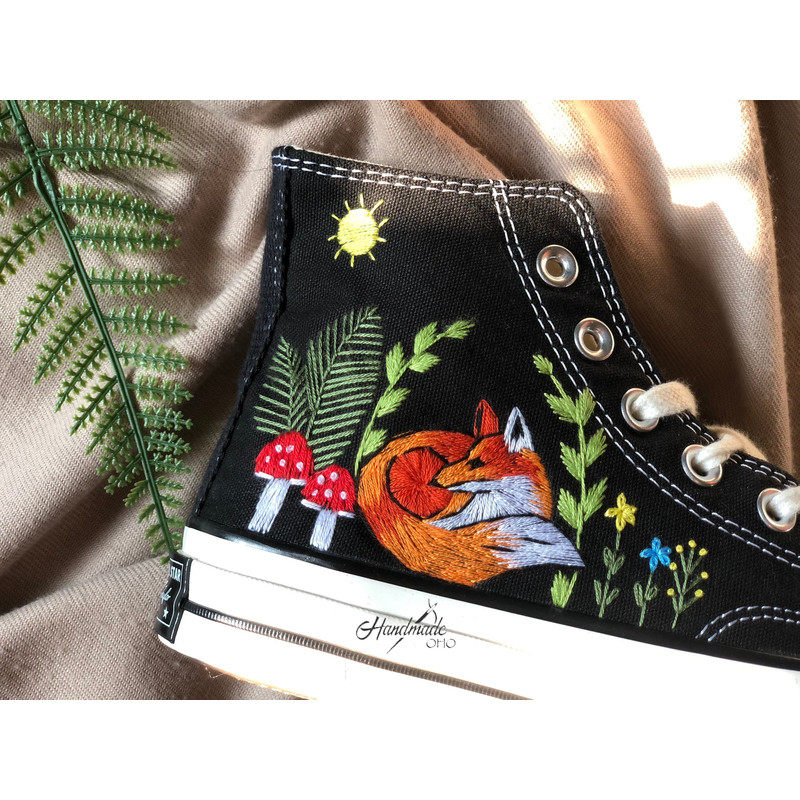 Custom Floral Embroidered Shoes, Handmade Embroidered Converse, Converse Custom, Converse Wreath Flower, Custom Flower Chuck Taylor 1970s - 7.jpg
