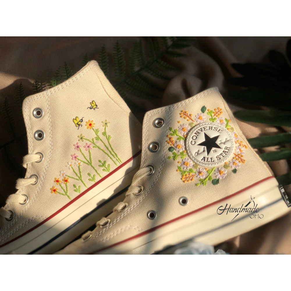 Custom Floral Embroidered Shoes, Handmade Embroidered Converse, Converse Custom, Converse Wreath Flower, Custom Flower Chuck Taylor 1970s - 6.jpg
