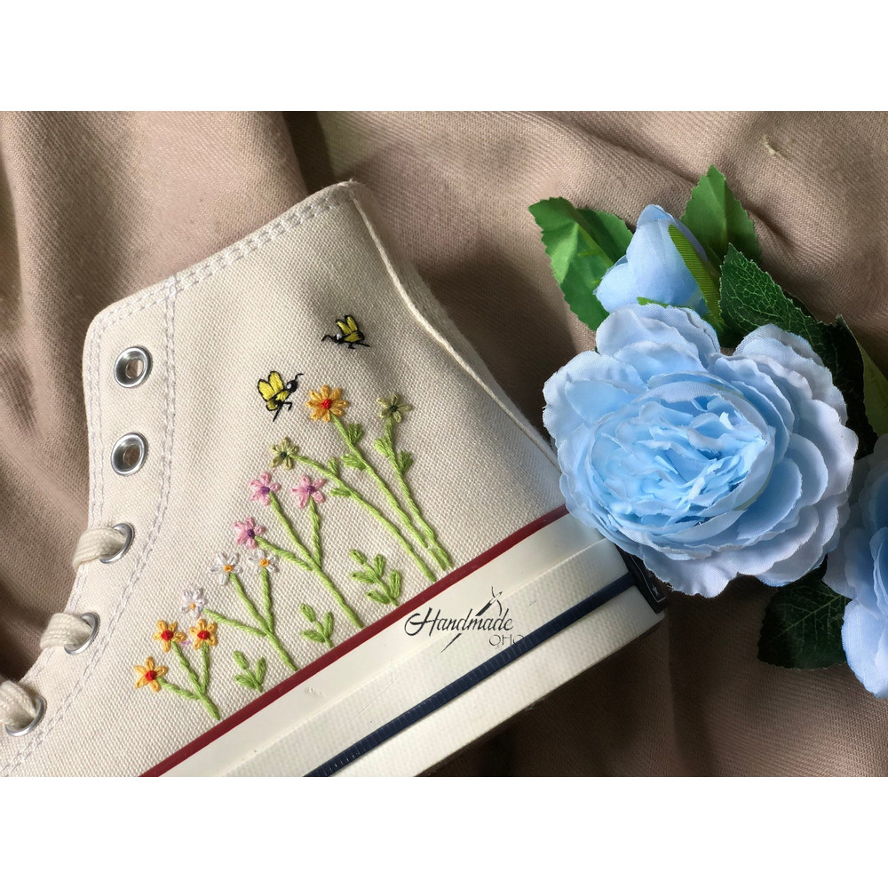 Custom Floral Embroidered Shoes, Handmade Embroidered Converse, Converse Custom, Converse Wreath Flower, Custom Flower Chuck Taylor 1970s - 9.jpg