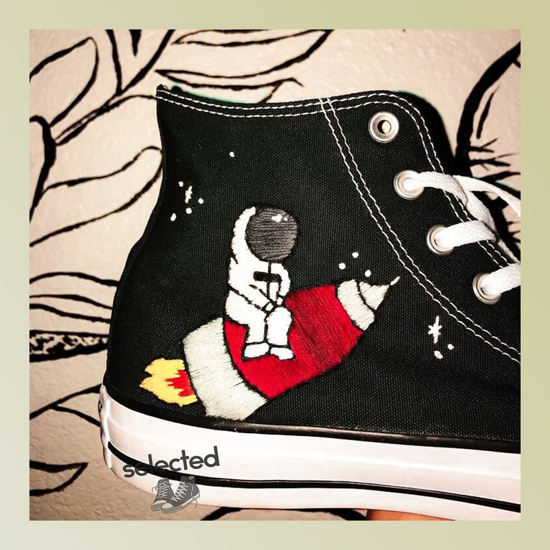 Embroidery Logo Converse, Converse Flower Embroidery, Embroidered Shoes, Converse High Tops, Universe Converse, Embroidery Designs Flower - 1.jpg