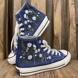 custom embroidered converse high tops, custom converse chuck taylor 1970s embroidered daisy flower, wedding sneakers, w