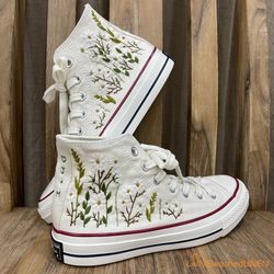 custom embroidered converse high tops, custom converse chuck taylor 1970s embroidered daisy flower, wedding sneakers, w