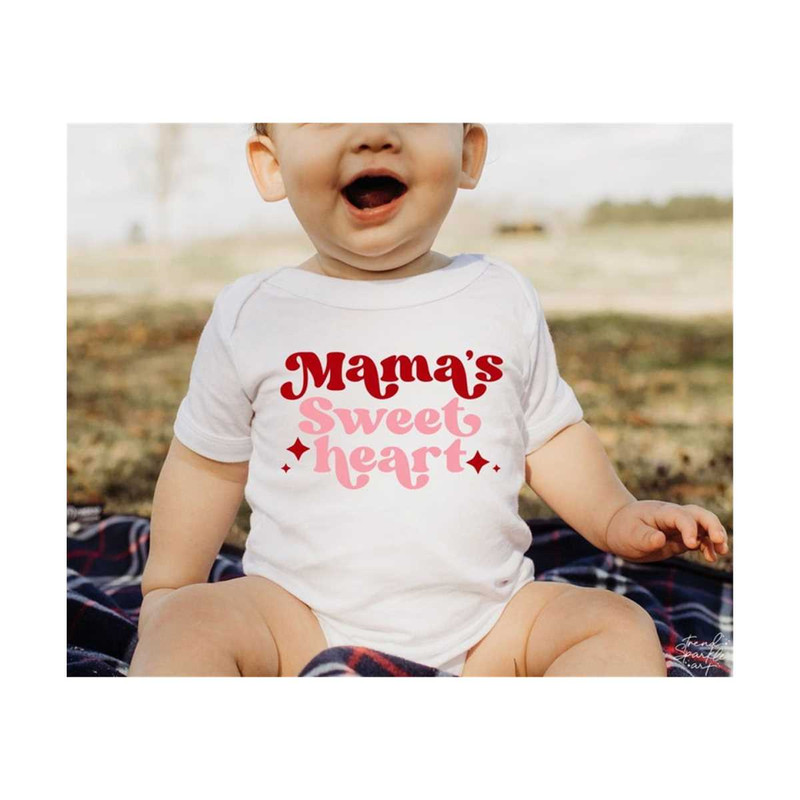 25102023175351-mamas-sweetheart-svg-png-retro-baby-valentine-svg-image-1.jpg
