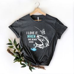i love it when she bends over shirt png, fishing lover, cute fishing quote, sport fun to play with shirt png angler hunt
