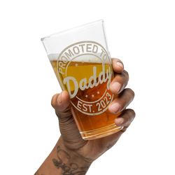 promoted to daddy est 2023 pint glass, beer glass dad, fathers day beer glass