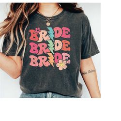 retro bride shirt, colorful bride to be tee, wedding party shirt ideas, bachelorette bride gift, bridal shower gift, hon