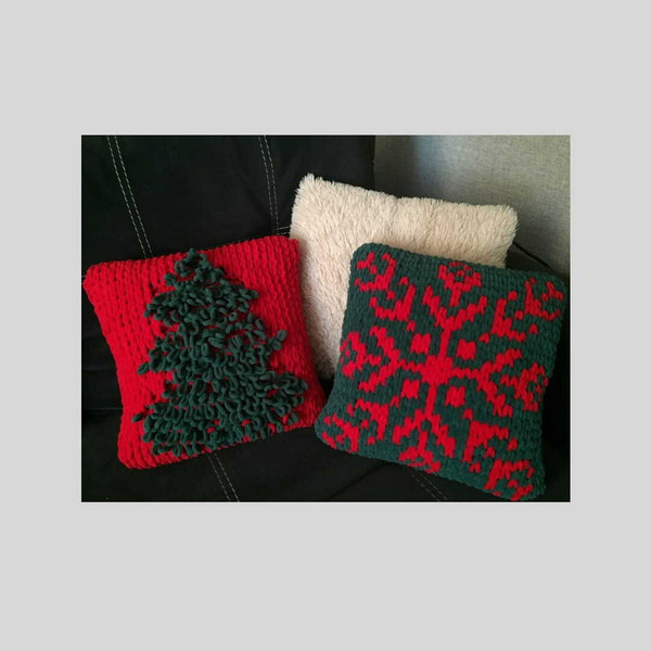 loop-yarn-finger-knitted-Christmas-sofa-cushion-3