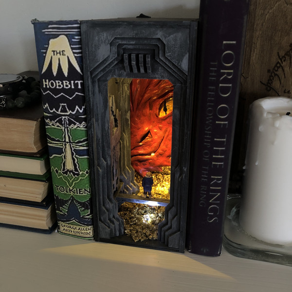 Hobbit-book-nook-lotr-assembled-booknook-diorama-book-scene-miniature-dragon-smaug- Middle-earth-Tolkien-book-shelf-decor-7.JPG