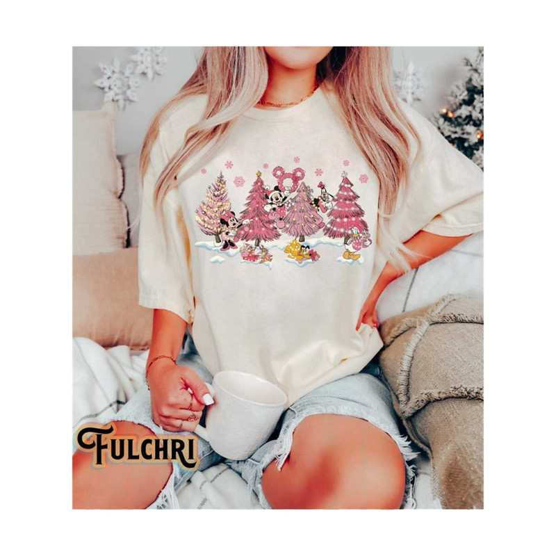 31102023111947-vintage-mickey-and-friends-pink-christmas-tree-shirt-disney-image-1.jpg