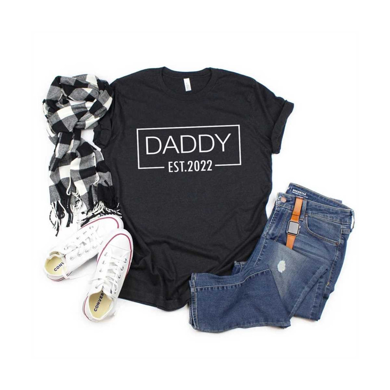 31102023121118-daddy-est-2022-shirt-baby-announcement-shirt-promoted-to-image-1.jpg