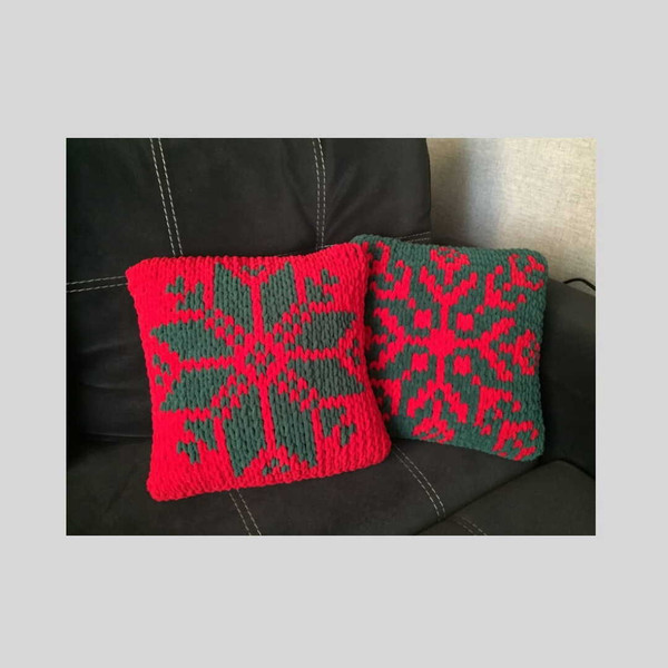 loop-yarn-finger-knitted-Christmas-sofa-cushion-7