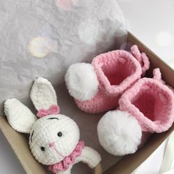 Knitted toy rattle and booties, toy rattle, knitting booties, banny rattle, rattle toys, bunny, booties