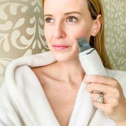 ultrasonic facial scrubber / cleansing and pore narrowing / skin moisturizer. free shipping!