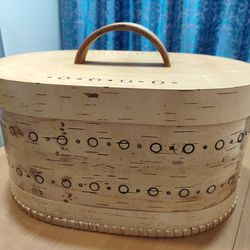 Oval baking box made of birch bark with a round ornament