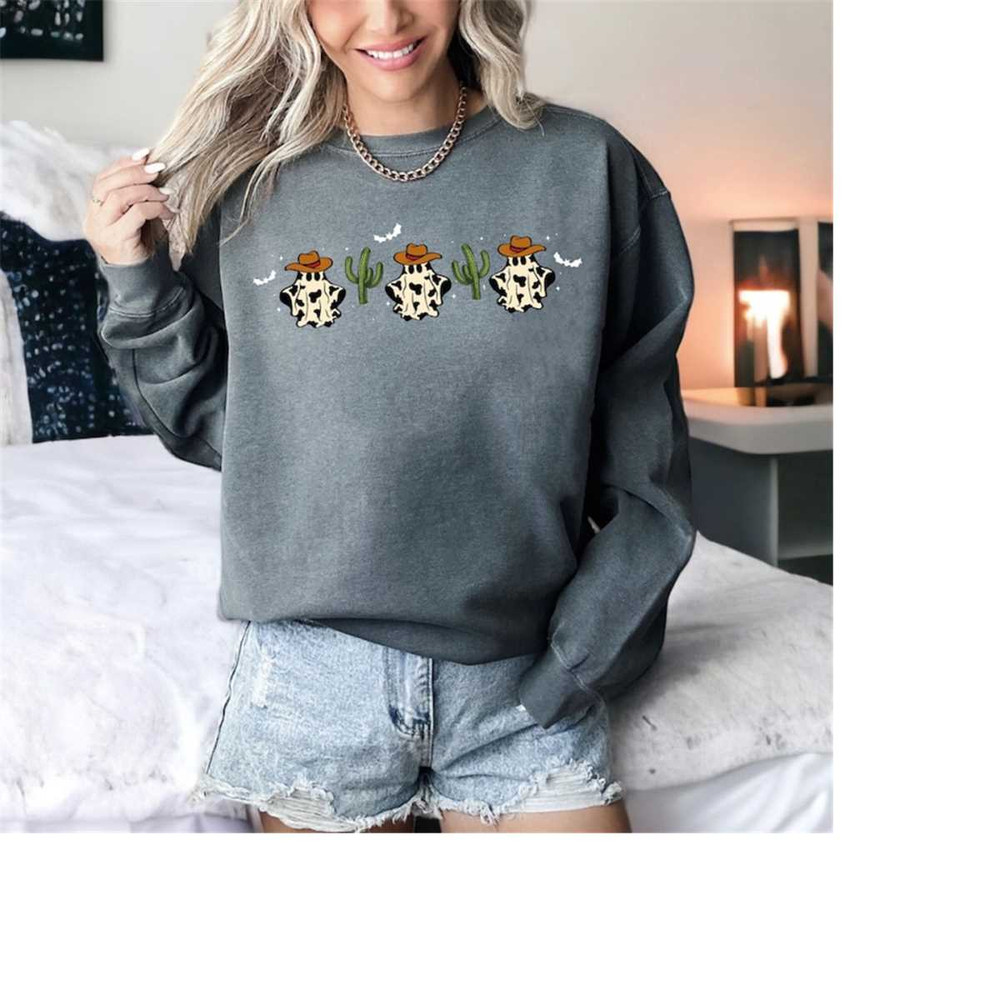 MR-7112023102918-comfort-colorshalloween-cow-sweatshirt-halloween-sweatshirt-image-1.jpg