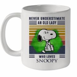 never underestimate an old lady who loves snoopy vintage retro ceramic mug 11oz