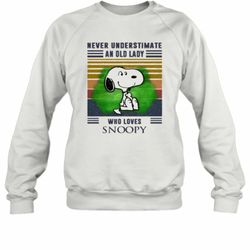never underestimate an old lady who loves snoopy vintage retro sweatshirt