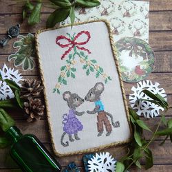 Christmas kissing mice under mistletoe cross stitch pattern