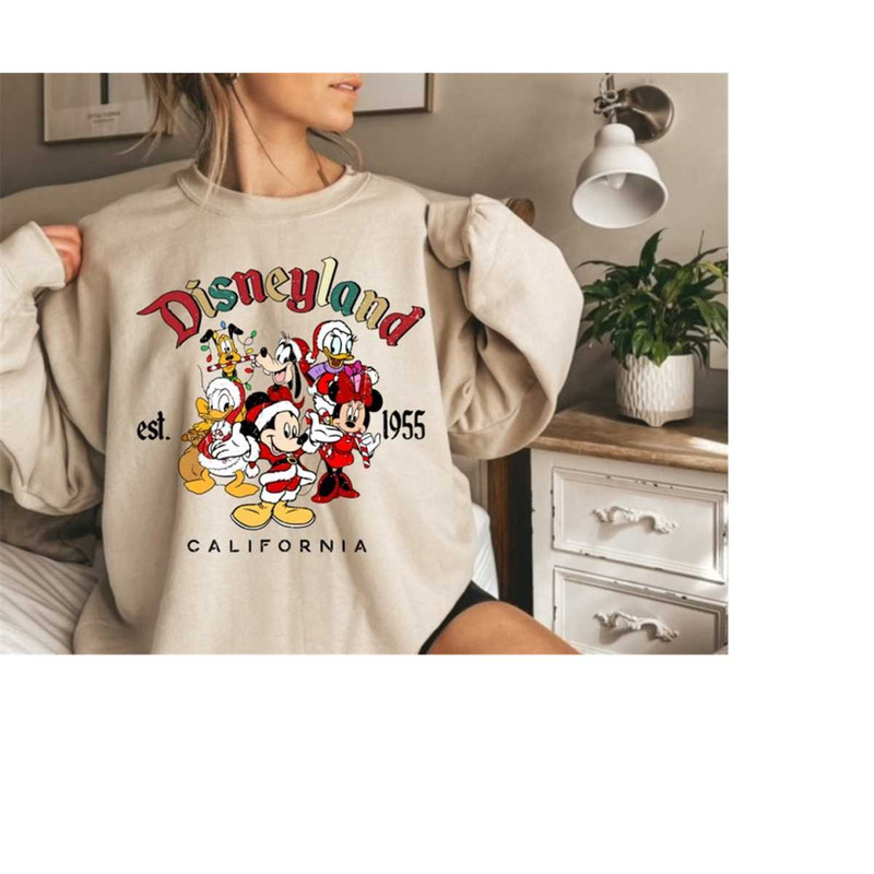 MR-1511202392656-disneyland-christmas-sweatshirt-mickey-and-minnie-friends-image-1.jpg