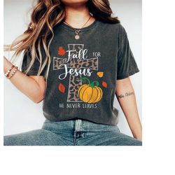 fall for jesus he never leaves shirt, thanksgiving shirt, christian fall shirt, fall pumpkin shirt, thanksgiving family