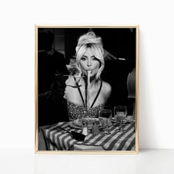 kim kardashian eating pasta black and white vintage old retro photography kitchen diner wall art decor canvas frame prin