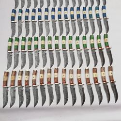 LOT OF 60, OVERALL LENGTH 6 INCHES DAMASCUS STEEL HUNTING SKINNER KNIVES WITH LEATHER SHEATHS