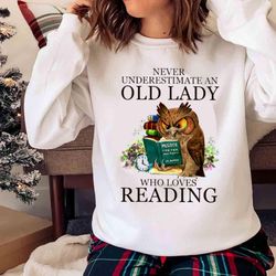 new never underestimate an old lady who loves reading shirt - olashirt