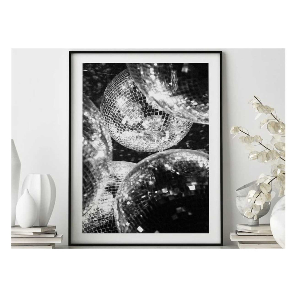 MR-1711202311415-disco-shining-sparkling-balls-black-and-white-photography-image-1.jpg