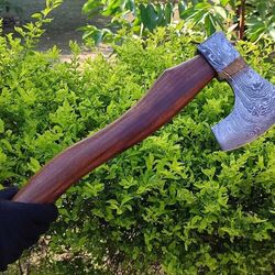 hand-forged damascus steel tomahawk axe | 17" integral hatchet with 6" blade & walnut wood handle | viking battle axe
