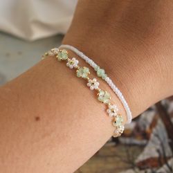 Green crystal bracelet Dainty bead bracelets set Handmade Flower jewelry Beauty green bracelet  Daisy jewellery for her