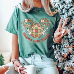 groovy and bright christmas t-shirt, retro christmas tshirt, cute xmas t-shirt, vintage christmas t-shirt, iprintasty ch