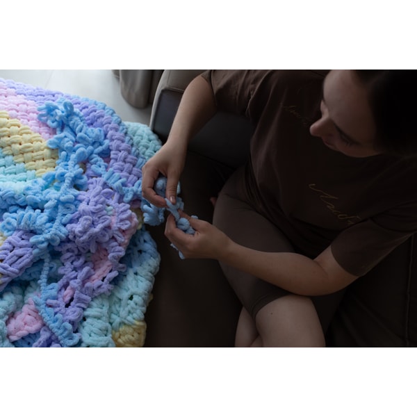 loop yarn blanket pattern, finger knit blanket pattern | Inspire Uplift