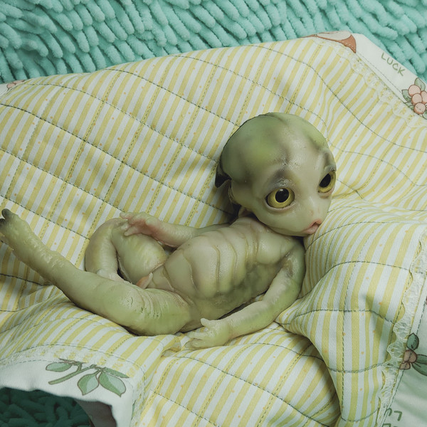 alien_doll_194316.jpg