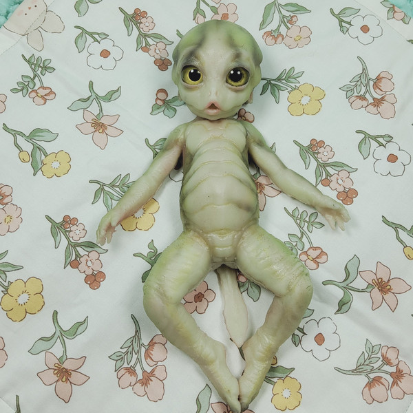 alien_doll_194427.jpg