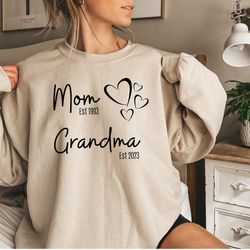 mom est grandma est custom sweatshirt, grandma sweatshirt,mom grandma shirt, pregnancy sweatshirt, new grandma shirt, pr