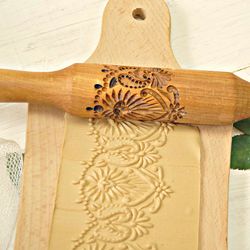 Rolling pin with cookie pattern