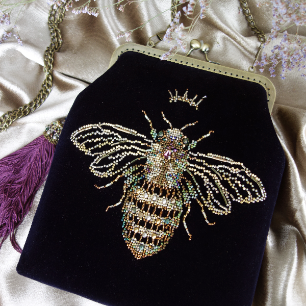 luxury metal golden bee queen velvet kiss lock bag.jpg
