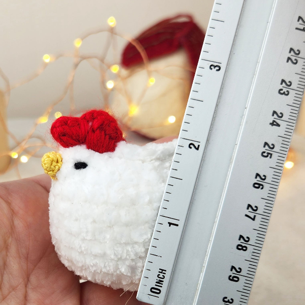 Charming mini plush chicken: no-sew crochet pattern for home decor or a sweet bag accessory.