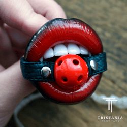 Lips brooch with mouth ball