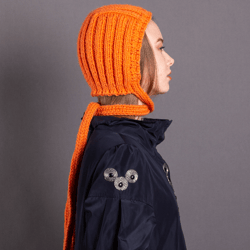 Women's adult bonnet with ties. Wool. Orange color