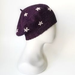 Hand-Embroidered Floral Women's Beret in Soft Cashmere and Merino Wool Yarn - Hand-Knitted Accessory with Flower Details