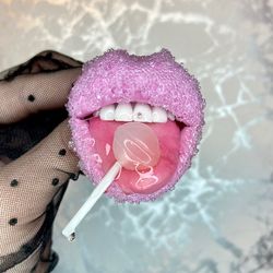 Lips brooch with sugar