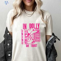 In Dolly We Trust Shirt, Pocket Designs, Pink Cowgirl Hat, Country Retro Style, Country Women Vintage, Dolly Nashville G