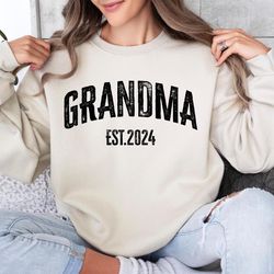 Personalized Mom Gift For Grandma Sweatshirt, Vintage Grandma Sweater, Grandma Est Sweater, Mothers Day Gift, New Grandm