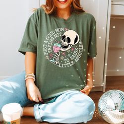 just a good mom trying not to raise little asshles, skeleton mama t-shirt