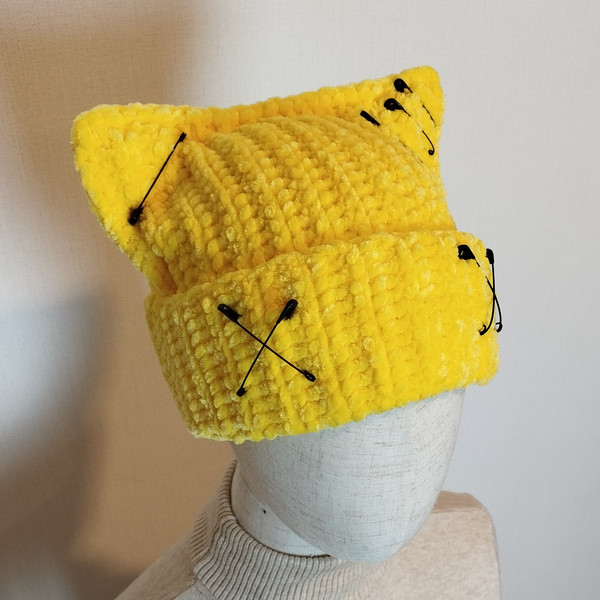 yellow_beanie_with_cat_ears